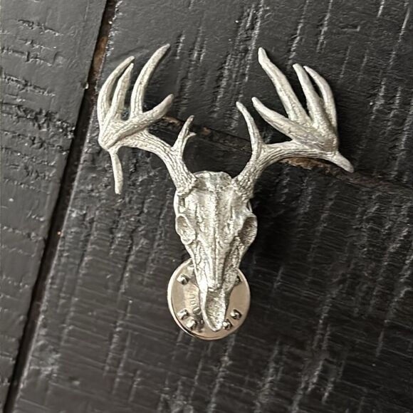 Pewter Lapel Pin Point Drop Time Steer Skull Hand Crafted Art​ - Picture 2 of 7